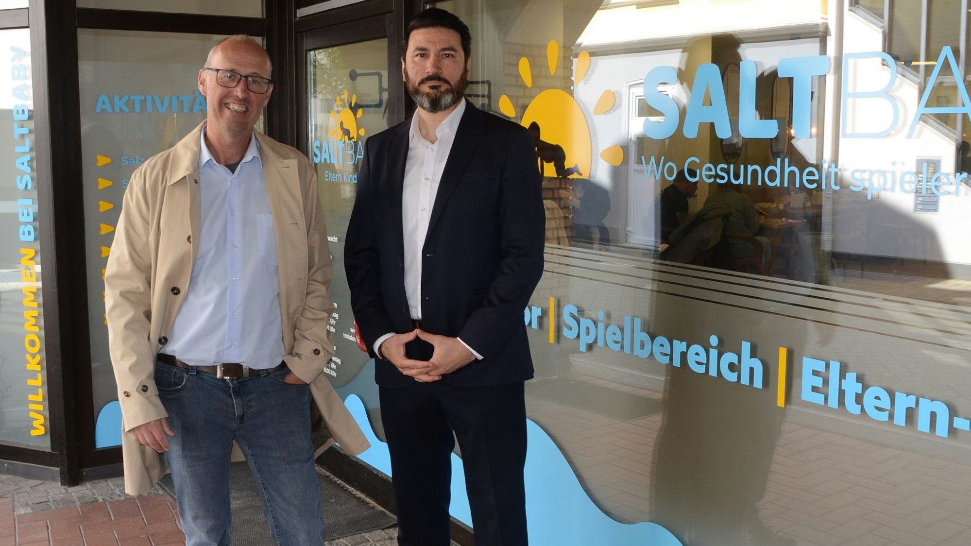 Seit Ende 2022 ist Veysel Akyol als Quartiersarchitekt in Troisdorf tätig. Finanziert aus Fördermitteln berät er mit Zentrenmanager Stephan Frings (links) Vermieter, Neugründer und Ladeninhaber.