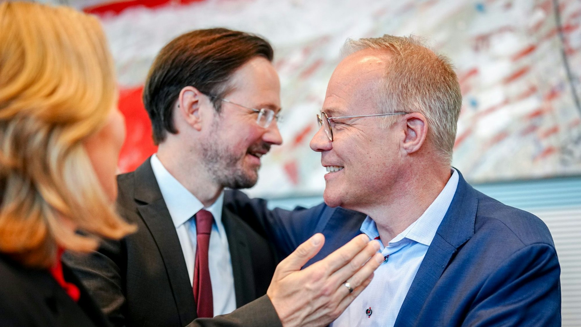 07.05.2025, Berlin: Matthias Miersch (l), SPD-Generalsekretär, und Dirk Wiese, designierter Parlamentarischer Geschäftsführer der SPD, nehmen an der SPD-Bundestagsfraktionssitzung mit der Wahl der Fraktionsspitze teil. Miersch ist der Kandidat für den Fraktionsvorsitz. (zu dpa: «Miersch zum SPD-Fraktionschef gewählt») Foto: Kay Nietfeld/dpa +++ dpa-Bildfunk +++