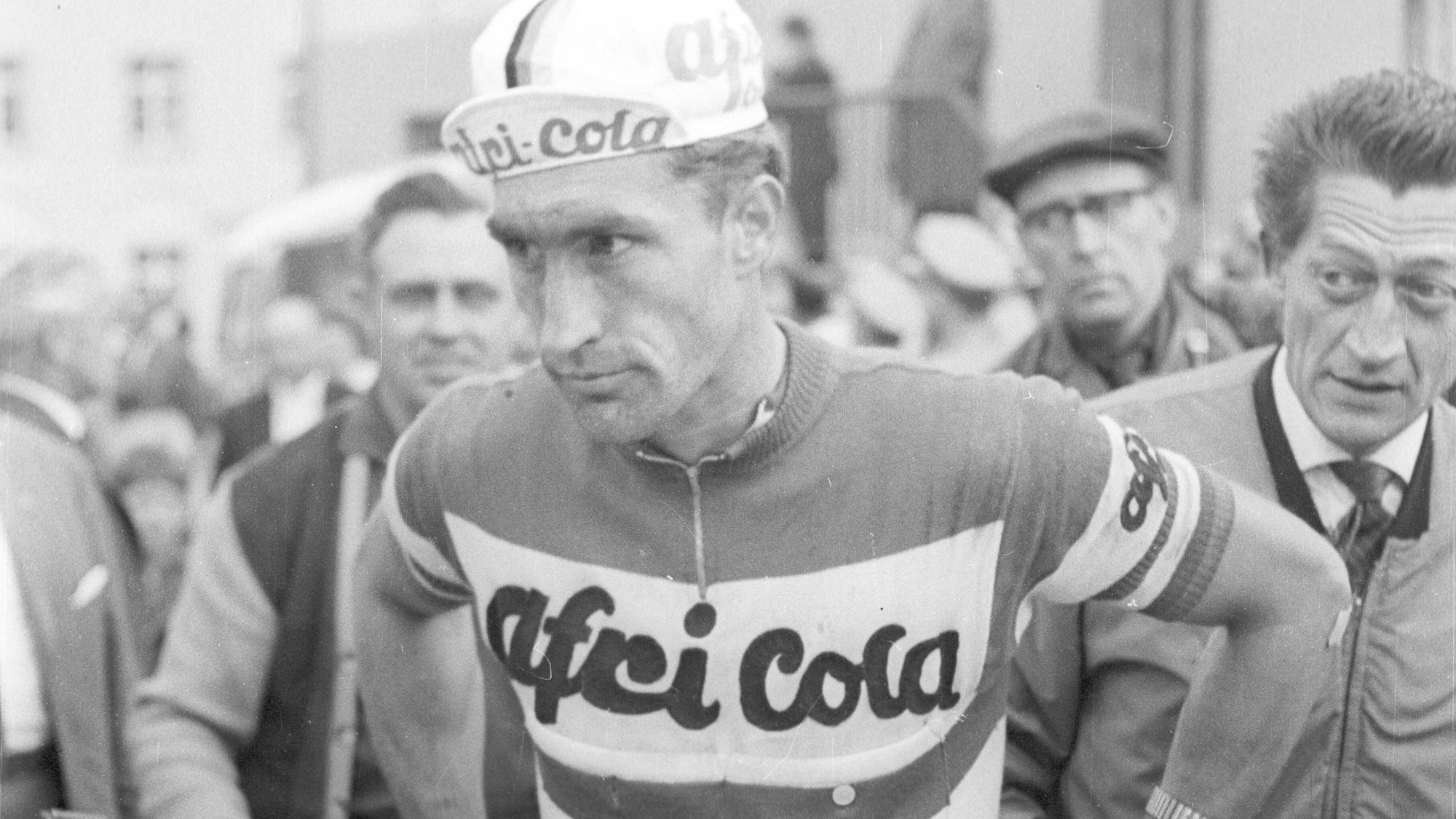 Afri-Cola Deutschland Rundfahrt 28.04.1961 /Sieger Friedhelm Fischerkeller nach seinem Sieg bei der Etappe Köln - Bad Schwalbach . Fischerkeller wurde auch Gesamtsieger *** Afri Cola Deutschland Rundfahrt 28 04 1961 Winner Friedhelm Fischerkeller after his victory in the Cologne Bad Schwalbach stage Fischerkeller also became overall winner HM