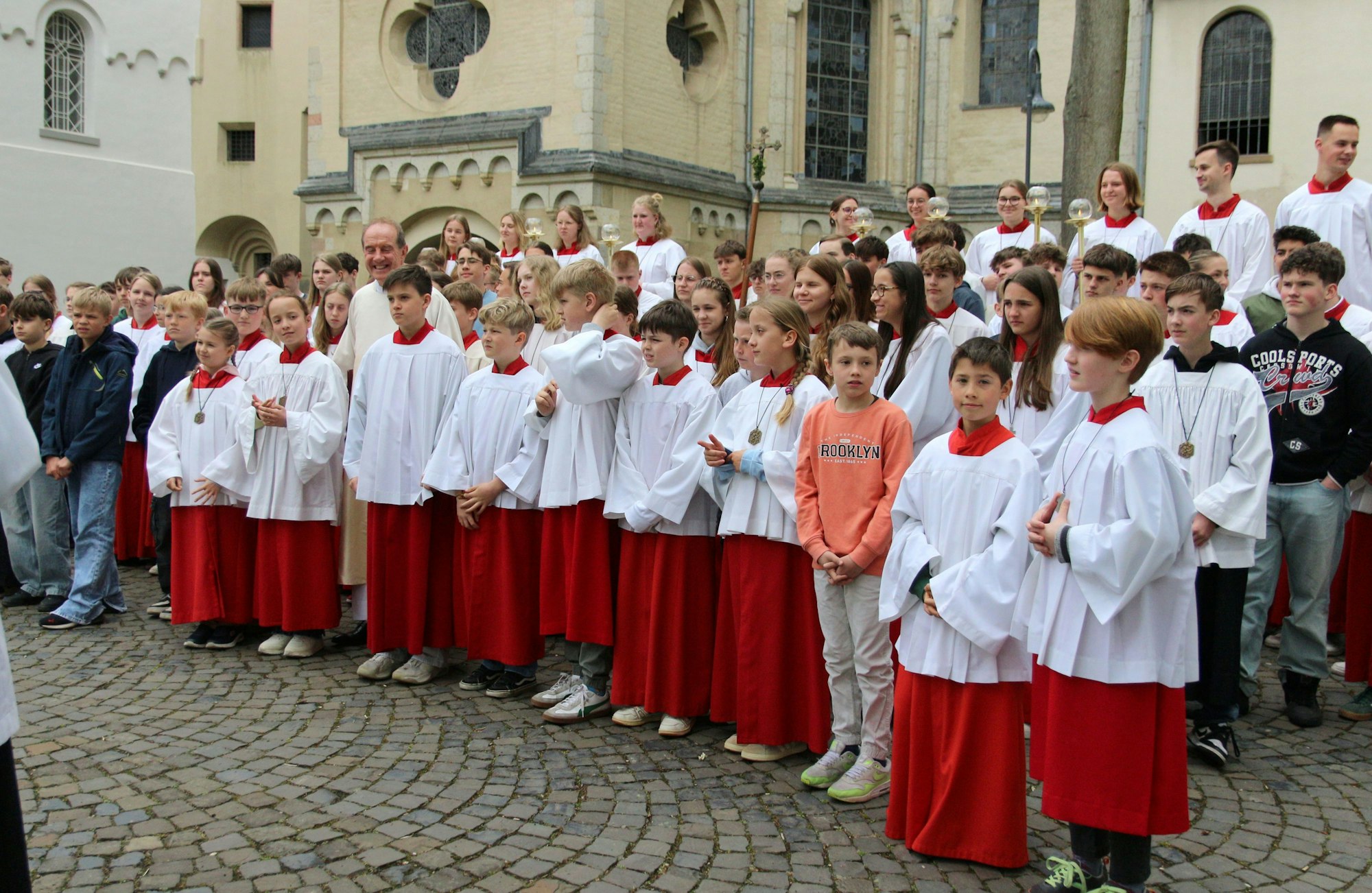 Auf dem Bild ist eine Gruppe von Messdienern zu sehen.