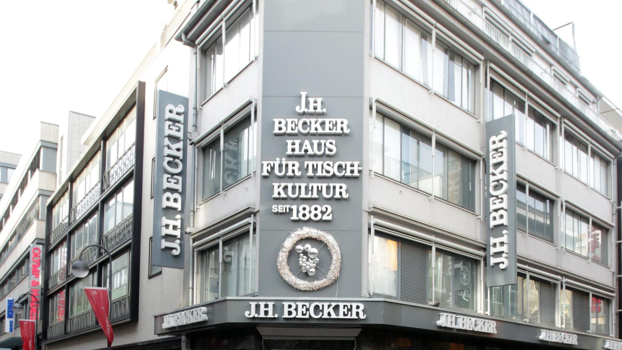 Auf dem Silber-Becker-Schriftzug an der Fassade in der Hohe Straße steht „J.H. Becker Haus für Tischkultur seit 1882“.