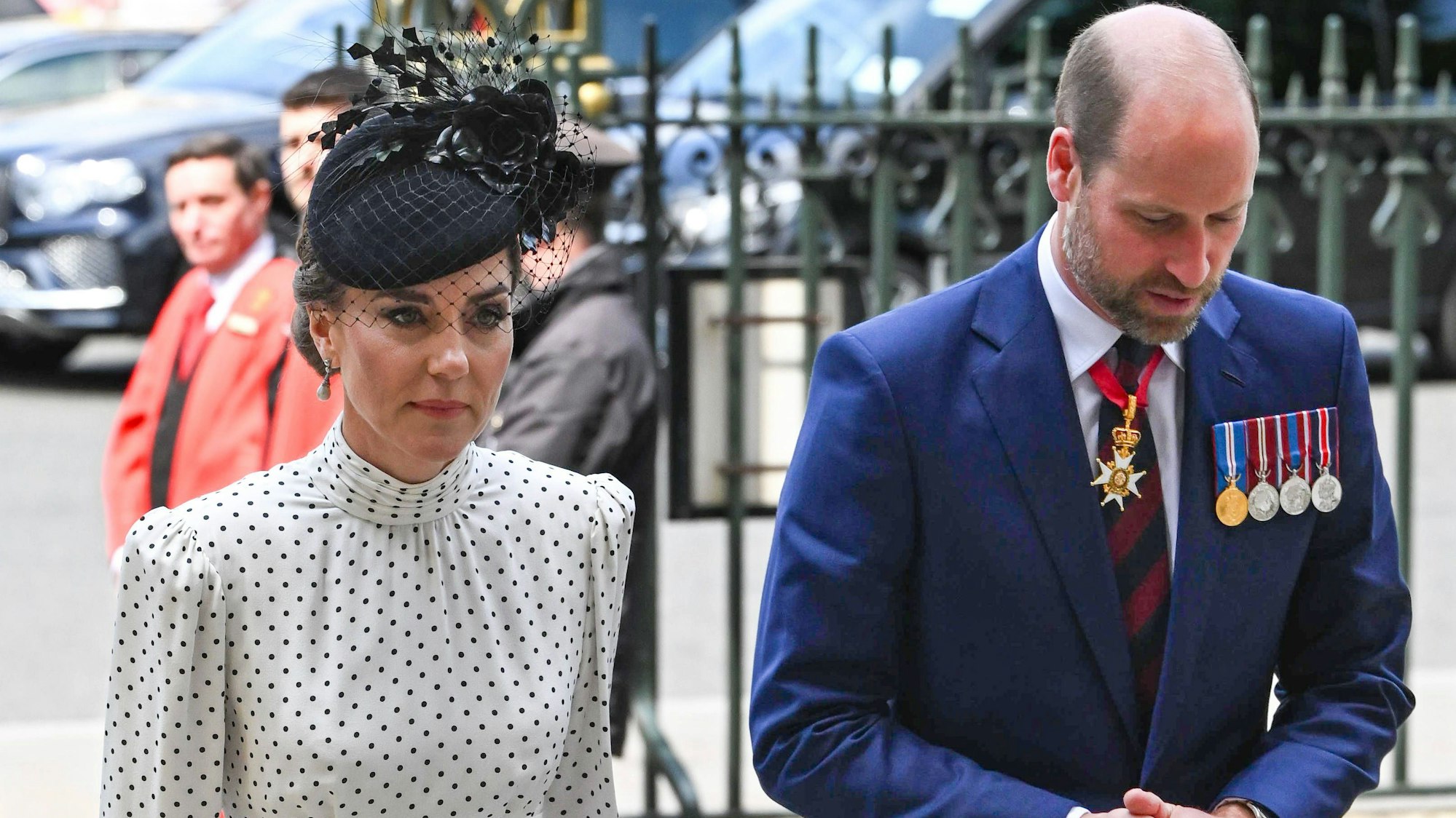 Das Thronfolgerpaar geht in die Westminster Abbey.