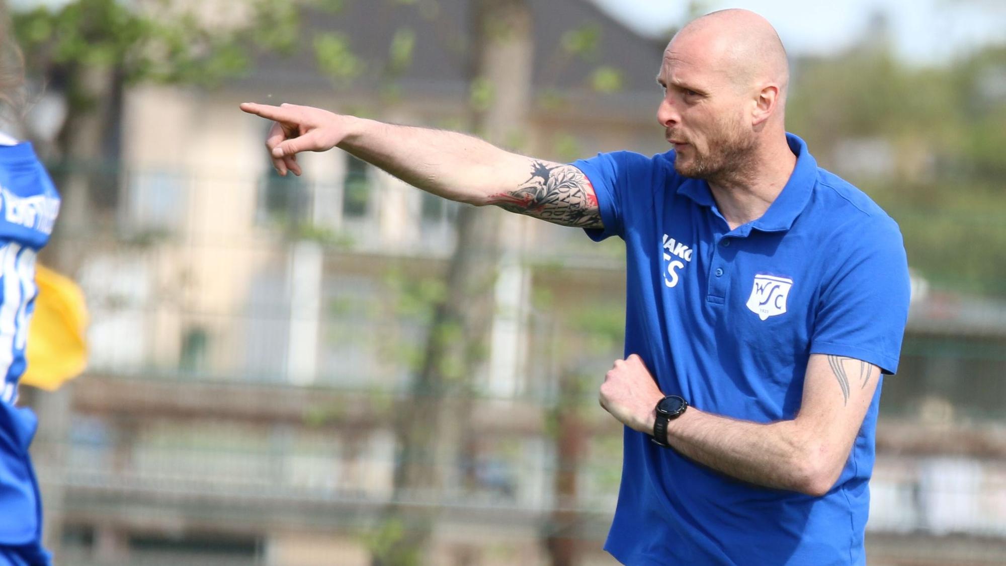 Wißkirchens Trainer Thomas Schirmer mit ausgestrecktem Zeigefinger.