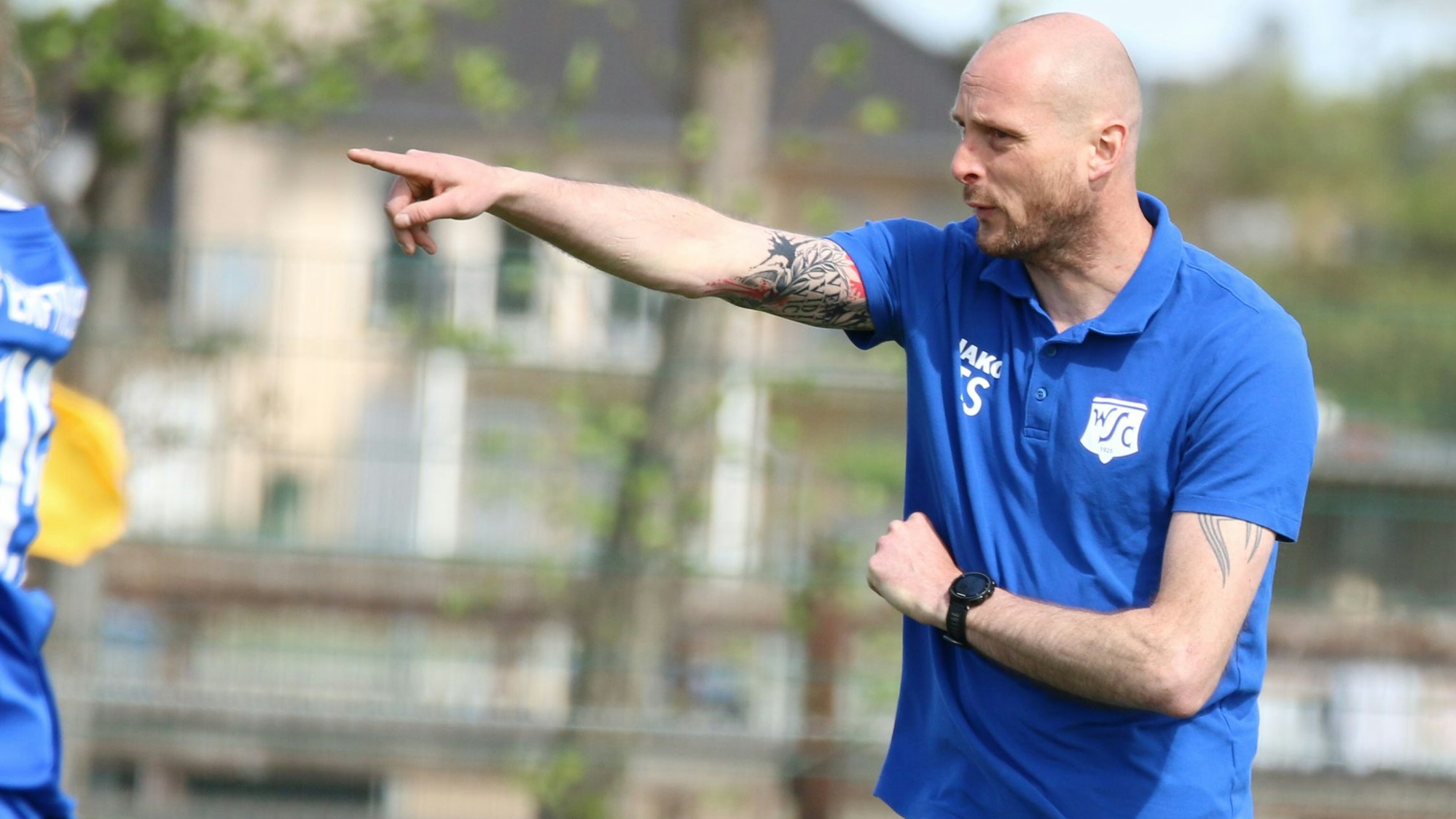 Wißkirchens Trainer Thomas Schirmer mit ausgestrecktem Zeigefinger.