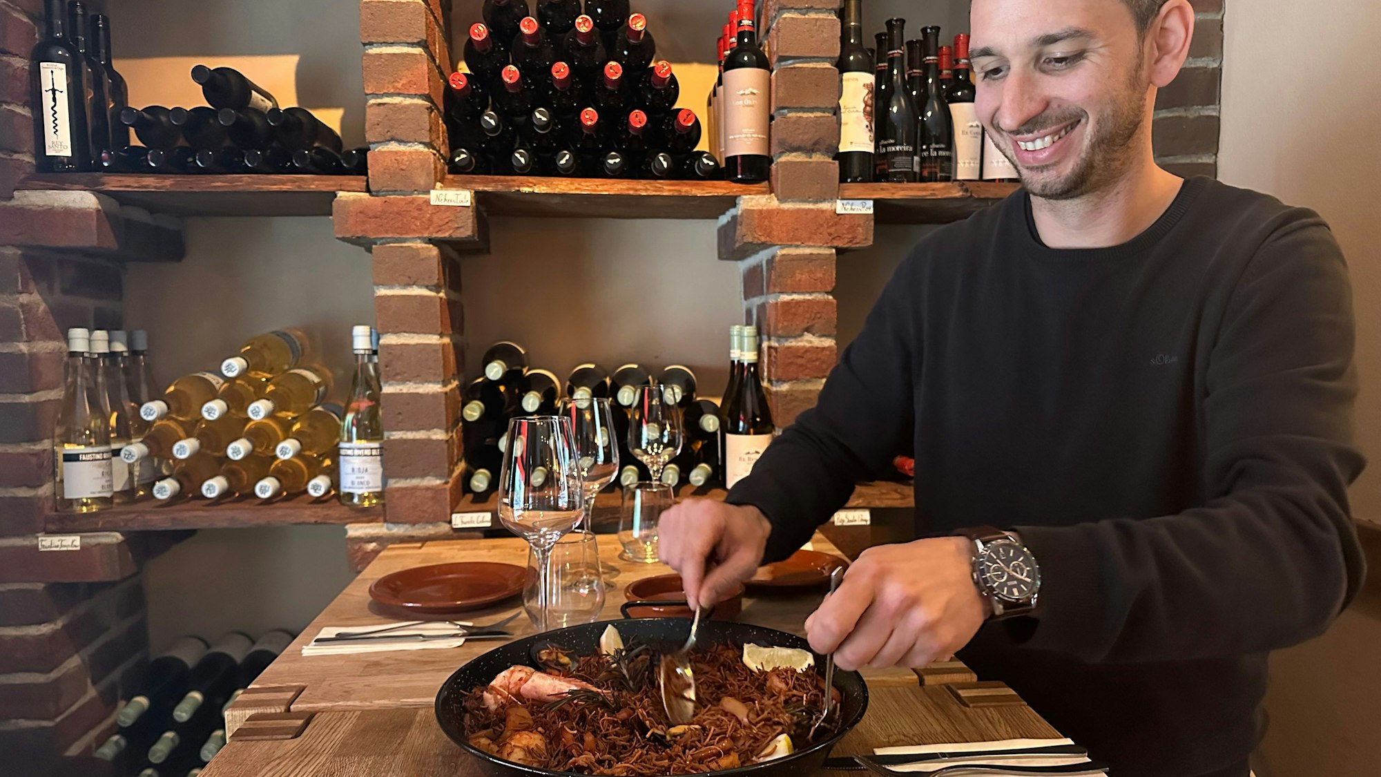 Das Restaurant Tapeña in Siegburg, Andrés Da Costa serviert eine Fidueá.