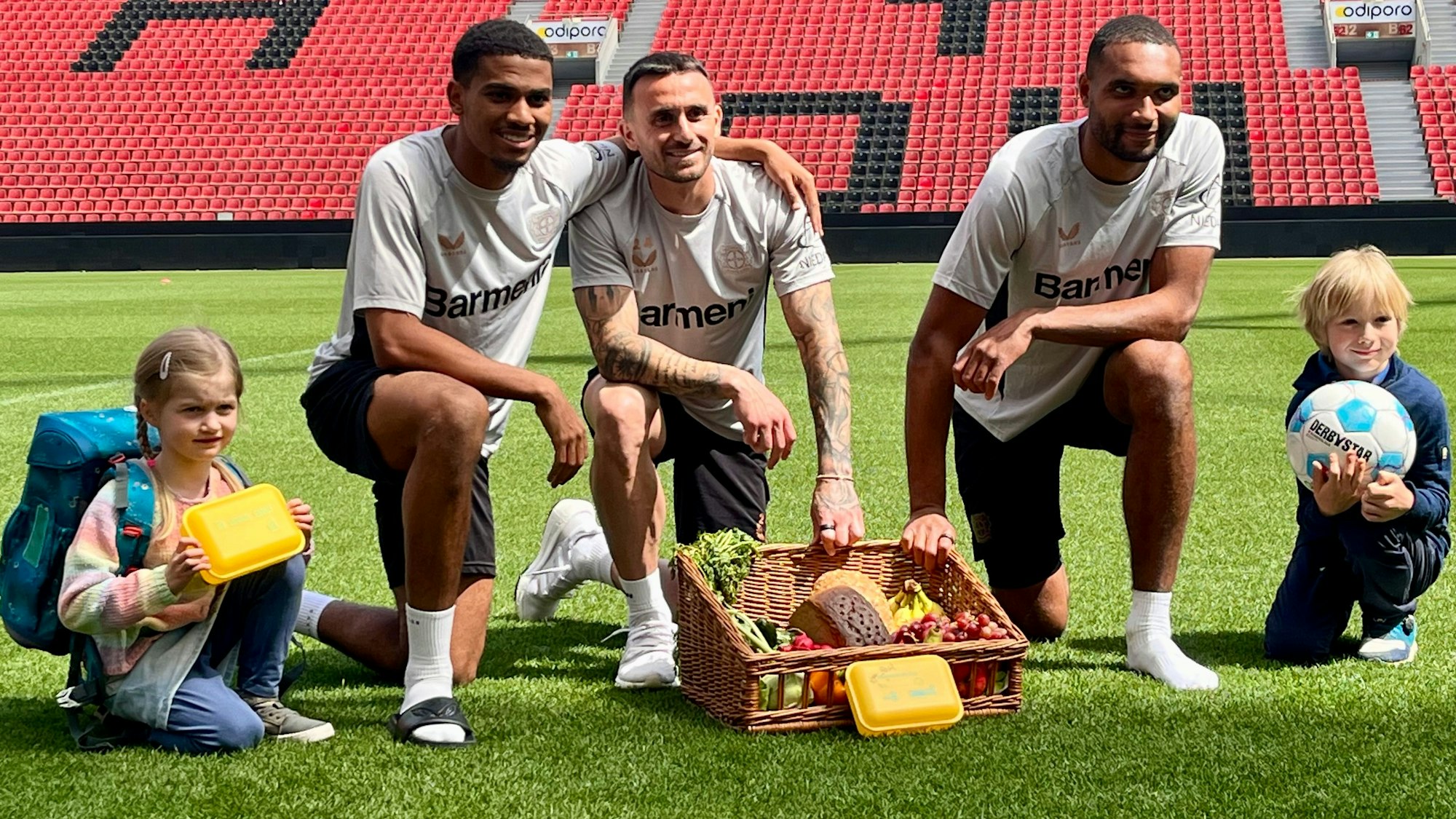 Fußballprofis mit Kindern.