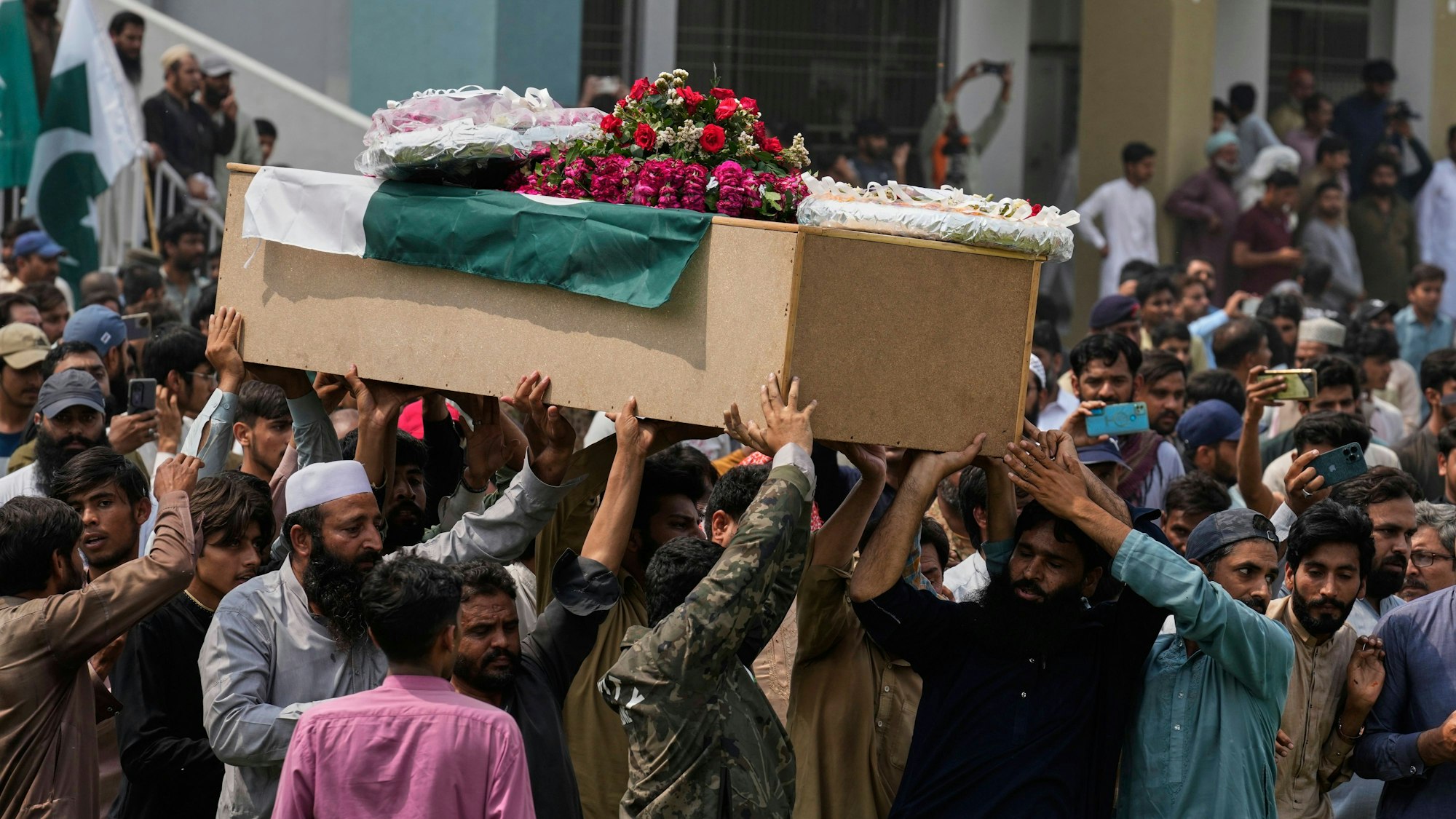 Menschen tragen den Sarg eines Opfers eines mutmaßlichen indischen Raketenangriffs zu einem Trauergebet.
