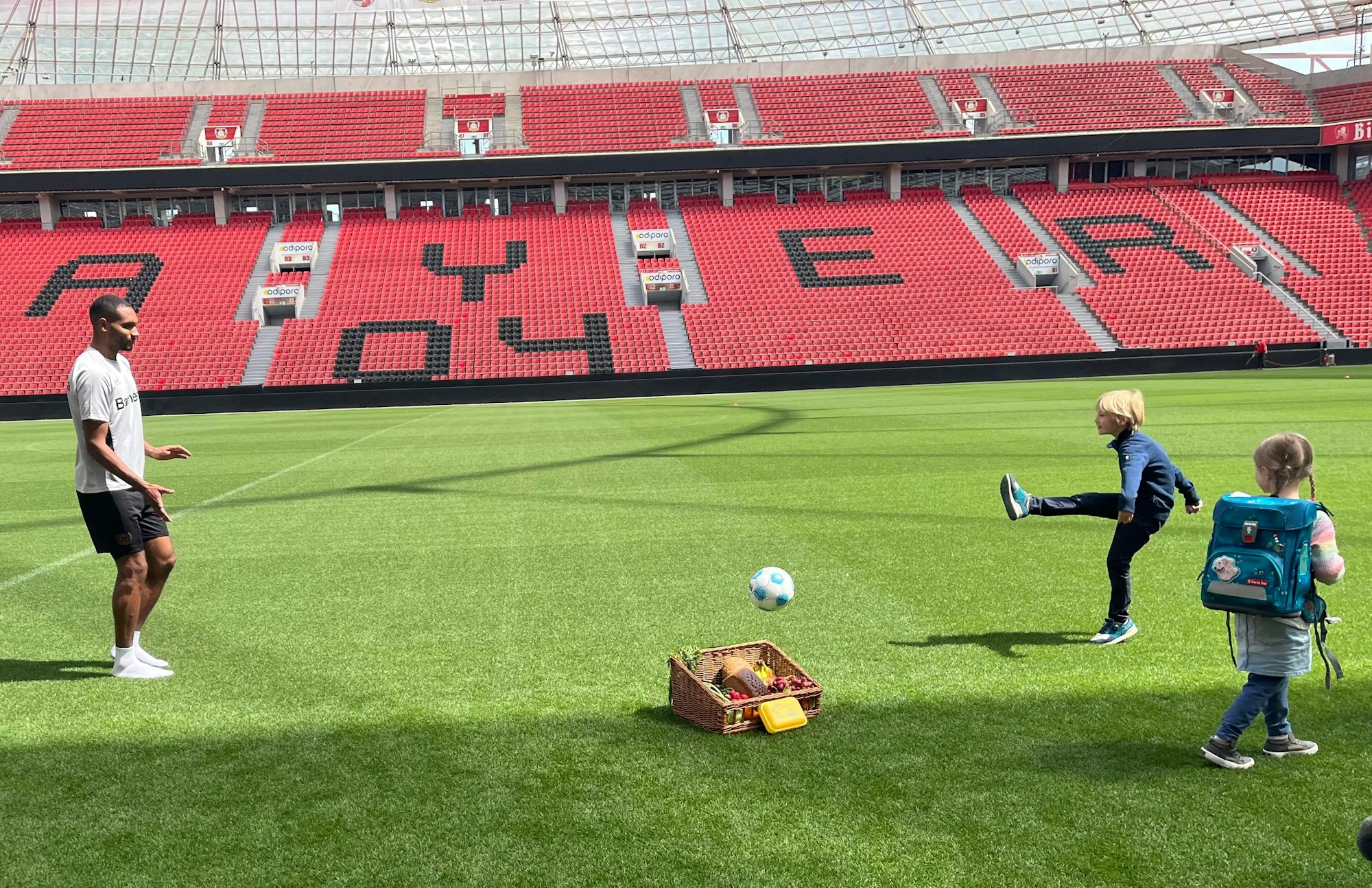 Jonathan Tah tritt nach dem Fototermin noch ein paar Bälle mit Casper Riedel