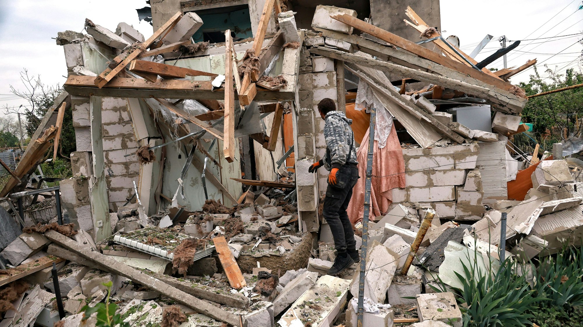 Odessa im Mai 2025: Ein Mann untersucht die Ruinen seines Hauses, das durch einen russischen Drohnenangriff zerstört wurde.