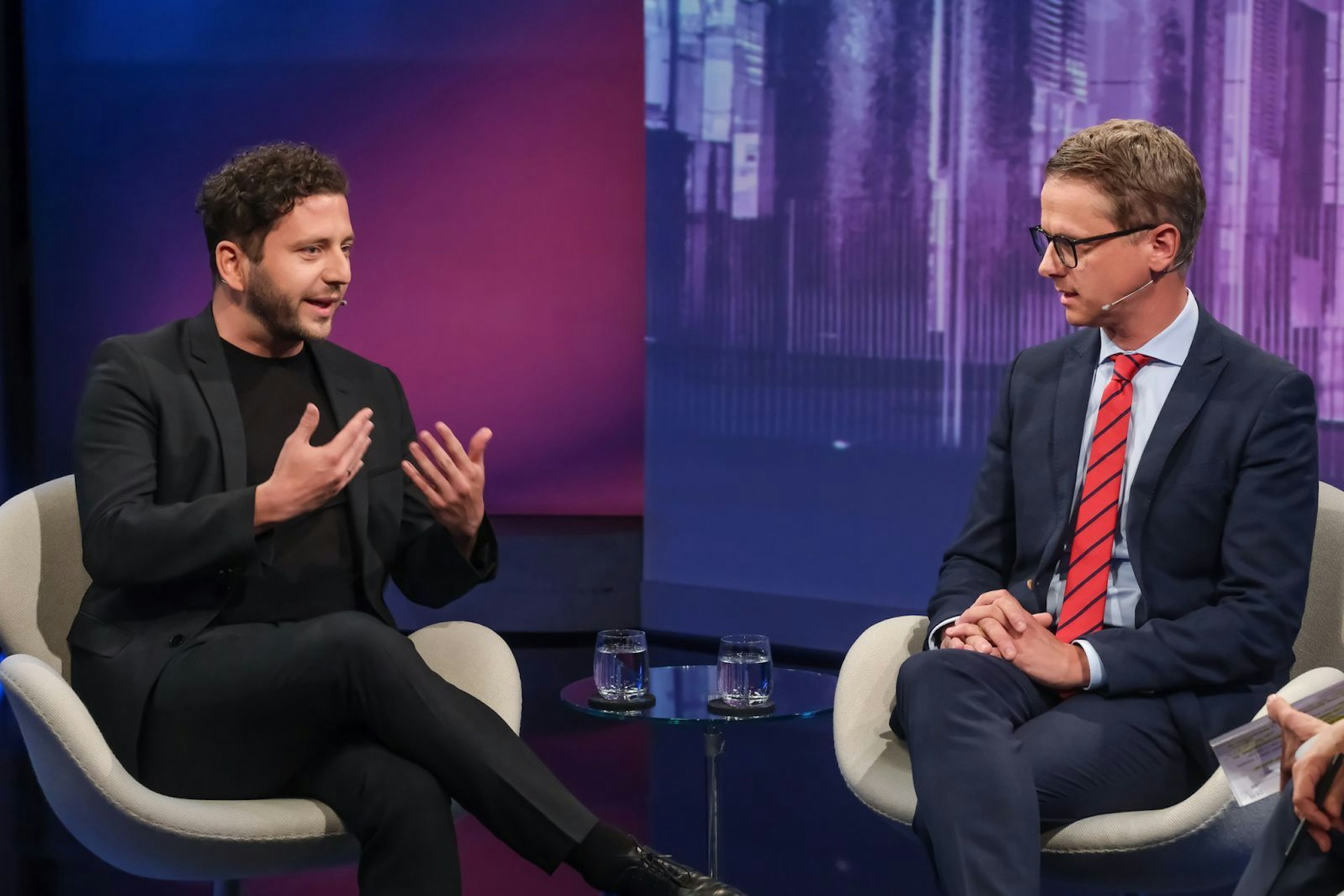 Grünen-Co-Chef Felix Banaszak erklärte, dass die Union in der Regierung nun auch mit dem Geld arbeiten könne, dass die Grünen mit zur Verfügung gestellt hätten. (Bild: WDR / Oliver Ziebe)