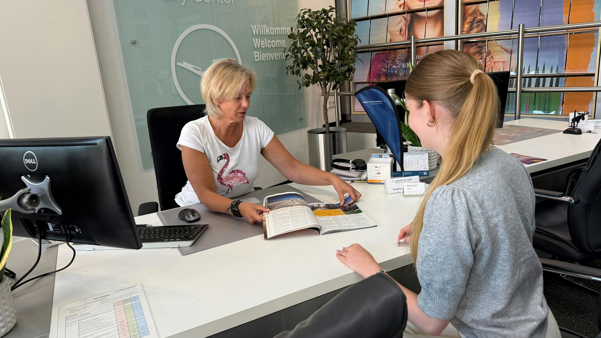 Reiseexpertin Sandra Lang berät eine Kundin im Reisebüro.
