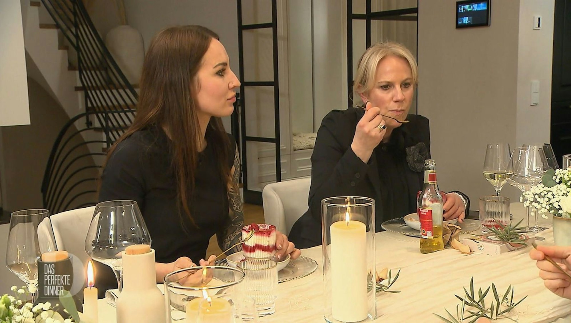 Katharina (links) und Tina mundet das Dessert. (Bild: RTL)
