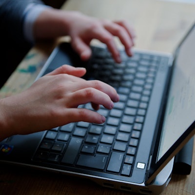 ARCHIV - 24.01.2014, Berlin: ILLUSTRATION - Ein junges Mädchen sitzt am 24.01.2014 in Berlin an einem Laptop. Der Bundestag soll am 17.01.2020 verschärfte Regeln gegen sogenanntes Cybergrooming beschließen. Foto: picture alliance / Nicolas Armer/dpa +++ dpa-Bildfunk +++