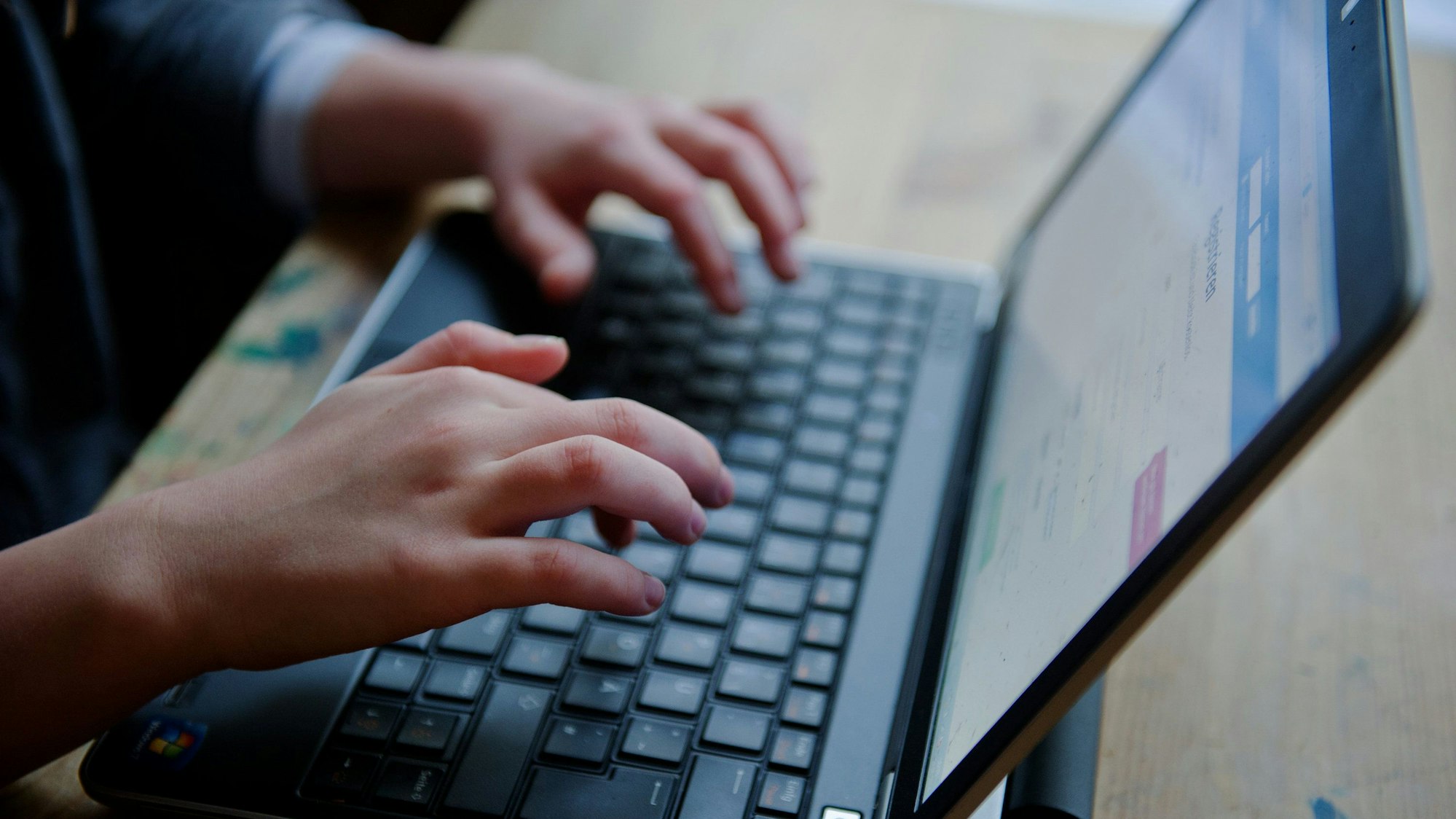 ARCHIV - 24.01.2014, Berlin: ILLUSTRATION - Ein junges Mädchen sitzt am 24.01.2014 in Berlin an einem Laptop. Der Bundestag soll am 17.01.2020 verschärfte Regeln gegen sogenanntes Cybergrooming beschließen. Foto: picture alliance / Nicolas Armer/dpa +++ dpa-Bildfunk +++