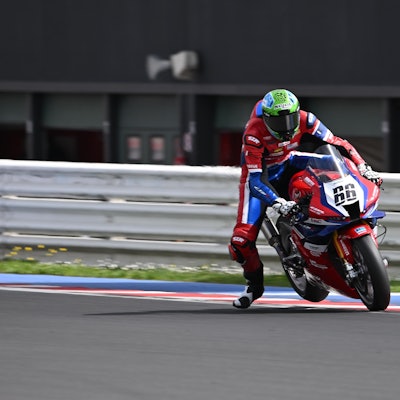 Zum Einlenken in die Kurve hat Florian Alt den rechten Fuß von der Fußraste genommen.