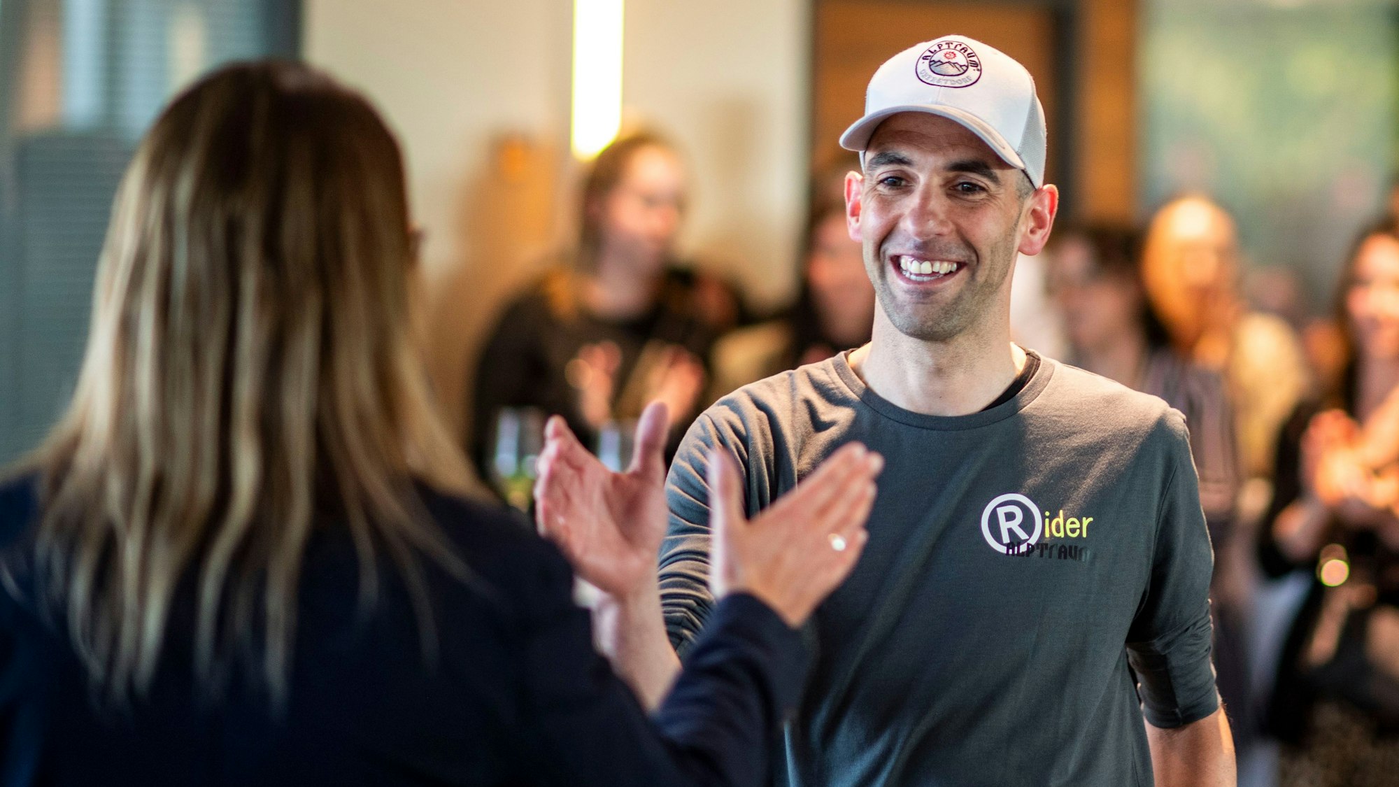 Volker Daniels wird von Ramona Hammes mit einem Handschlag begrüßt.