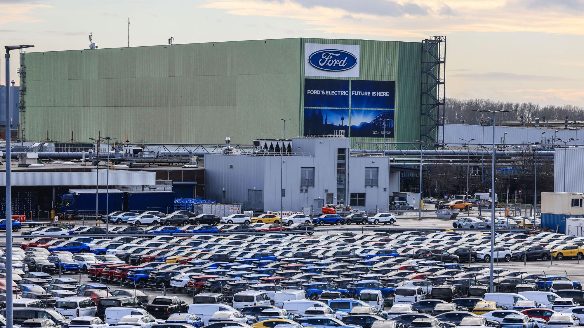 Neuwagen stehen vor dem Ford Verkauf einem Parkplatz.