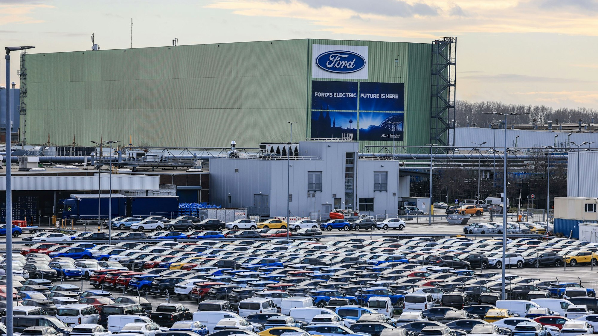 Neuwagen stehen vor dem Ford Verkauf einem Parkplatz.