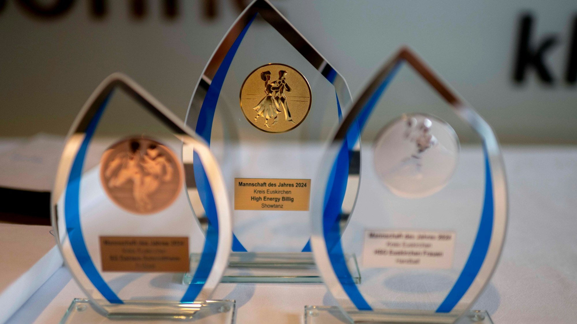 Die Trophäen für die drei Sieger der Sportlerwahl sind aus Glas und Metall gefertigt.