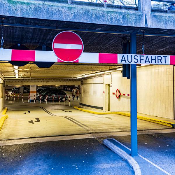 Die Ausfahrt der Tiefgarage am Dom an der Trankgasse in der Kölner Innenstadt