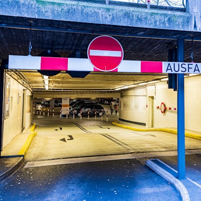 Die Ausfahrt der Tiefgarage am Dom an der Trankgasse in der Kölner Innenstadt