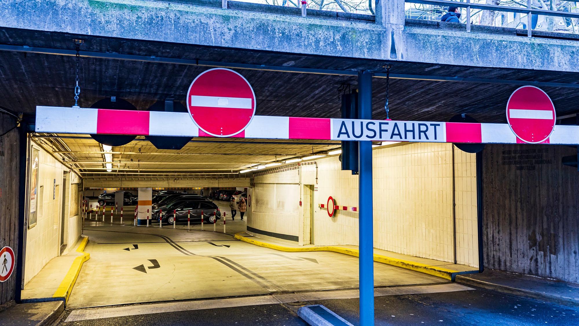 Die Ausfahrt der Tiefgarage am Dom an der Trankgasse in der Kölner Innenstadt