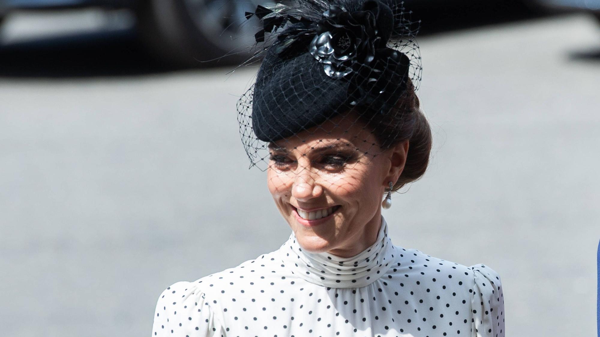Prinzessin Kate kam in einem Look, der ans alte Hollywood erinnerte.