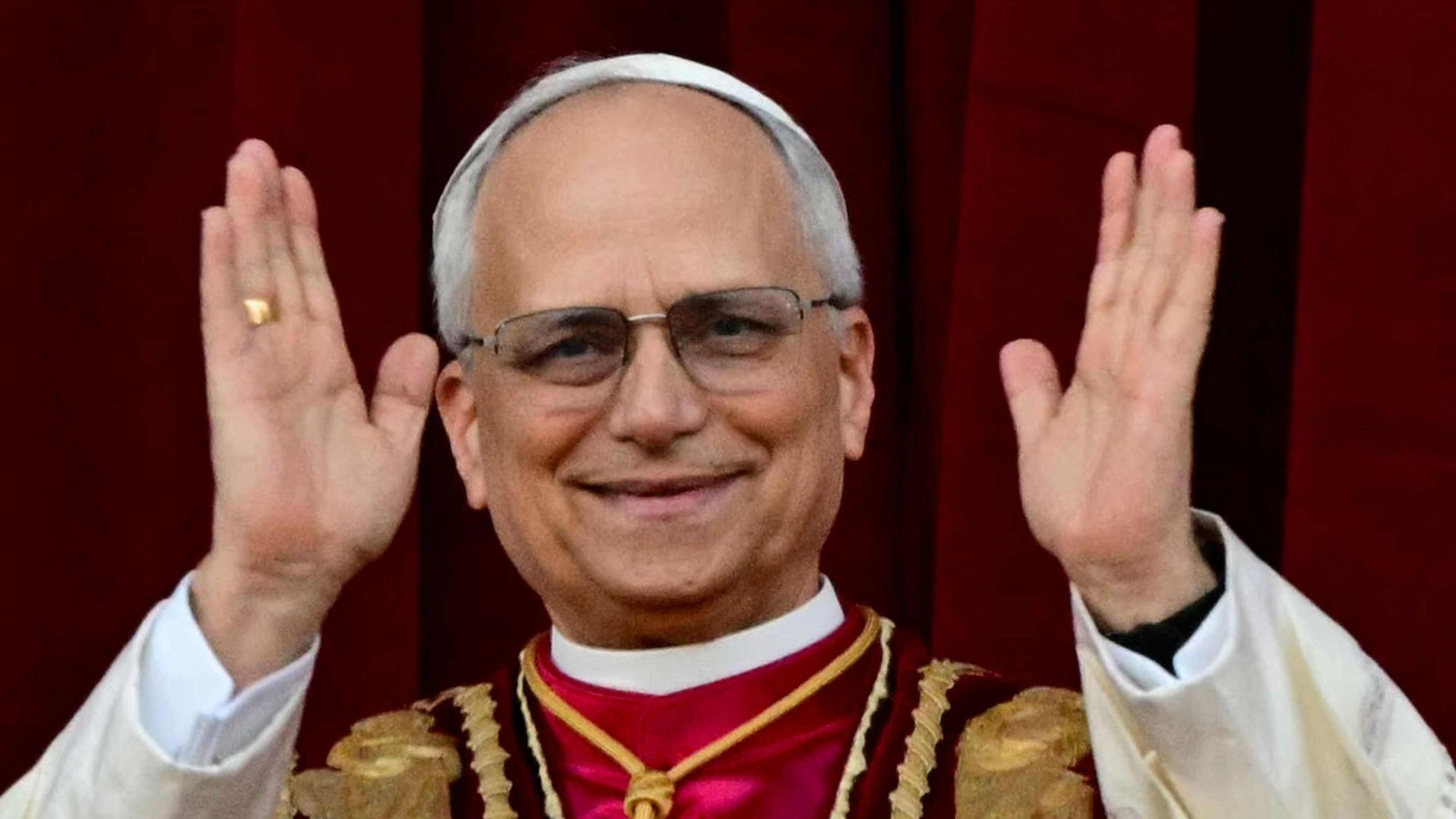Papst Leo XIV. nach seiner Wahl auf dem Balkon des Petersdoms.
