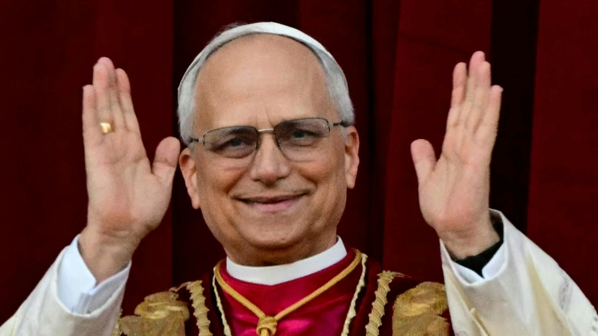 Papst Leo XIV. nach seiner Wahl auf dem Balkon des Petersdoms.