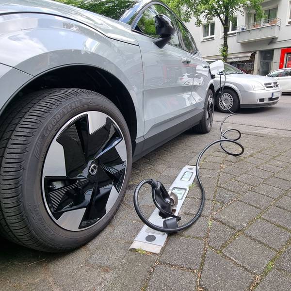 Ein Jahr lang haben Rhein-Energie, die Tank-E GmbH und Rheinmetall einen neuartigen Ladebordstein zum Laden von Elektro-Autos in Köln-Lindenthal getestet. Im Mai 2025 ziehen sie Bilanz.