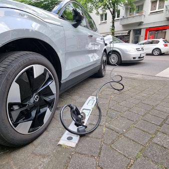 Ein Jahr lang haben Rhein-Energie, die Tank-E GmbH und Rheinmetall einen neuartigen Ladebordstein zum Laden von Elektro-Autos in Köln-Lindenthal getestet. Im Mai 2025 ziehen sie Bilanz.