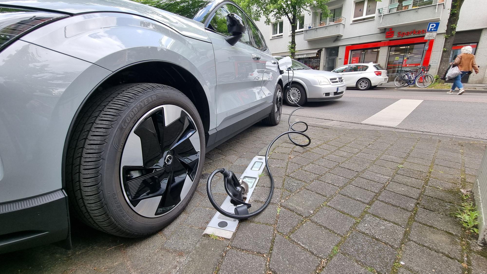 Ein Jahr lang haben Rhein-Energie, die Tank-E GmbH und Rheinmetall einen neuartigen Ladebordstein zum Laden von Elektro-Autos in Köln-Lindenthal getestet. Im Mai 2025 ziehen sie Bilanz.