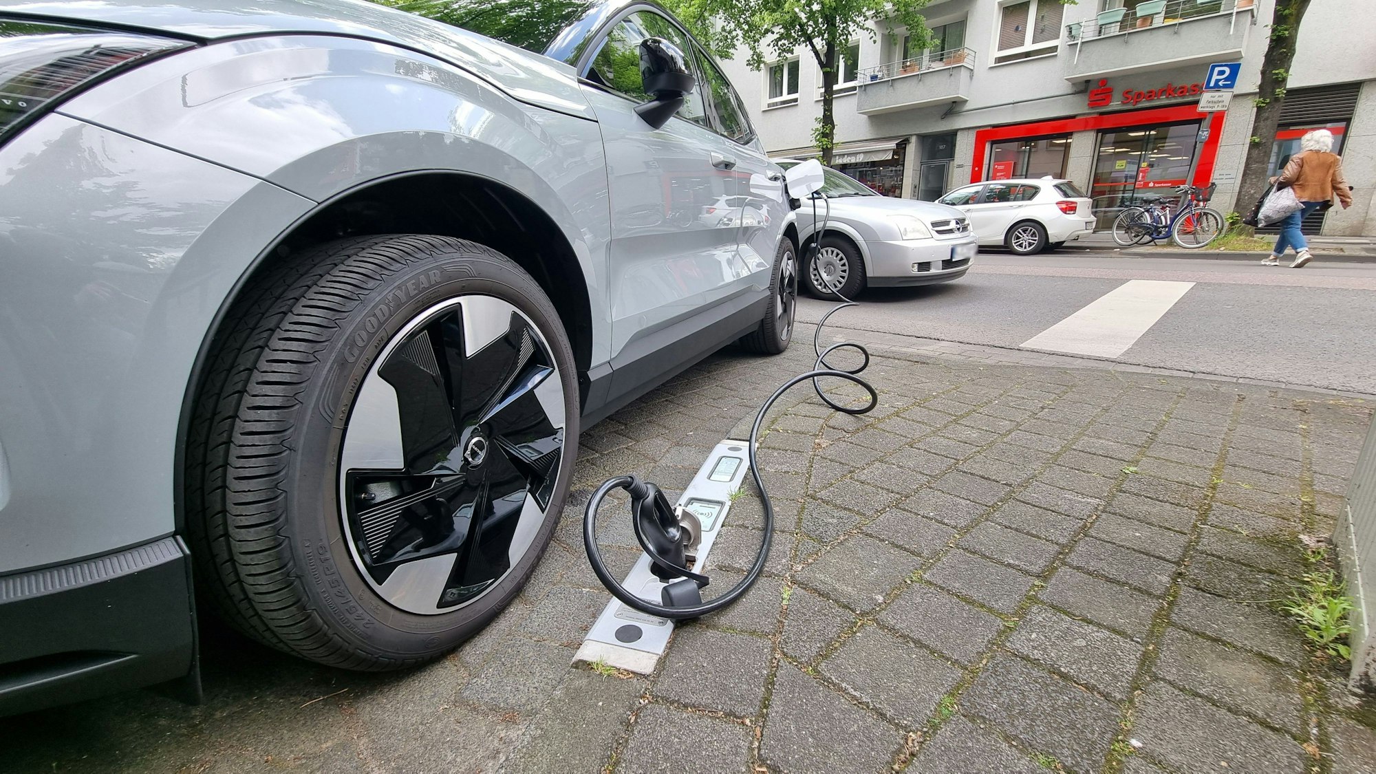 Ein Jahr lang haben Rhein-Energie, die Tank-E GmbH und Rheinmetall einen neuartigen Ladebordstein zum Laden von Elektro-Autos in Köln-Lindenthal getestet. Im Mai 2025 ziehen sie Bilanz.