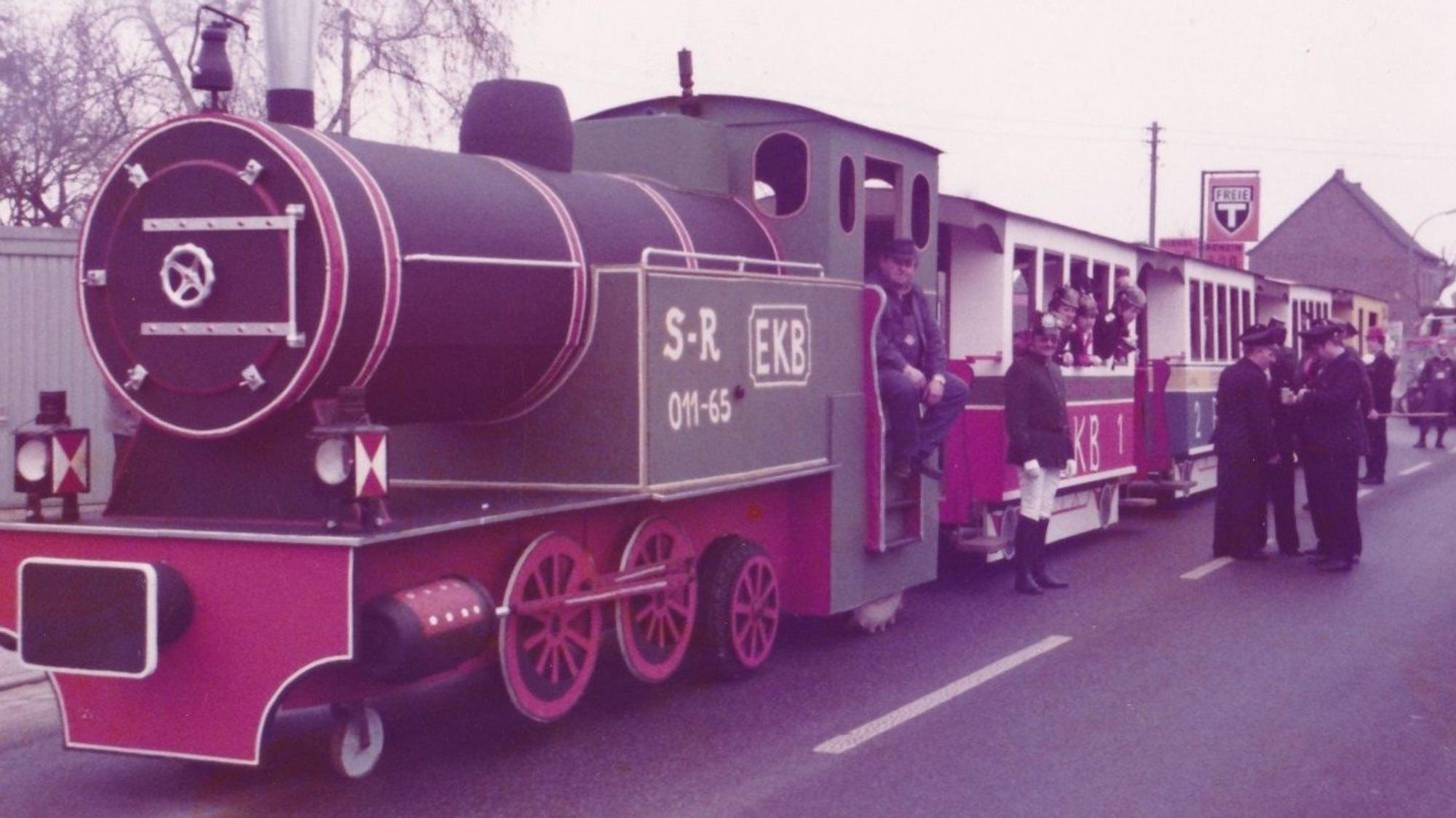 Zu sehen ist der Nachbau einer Eisenbahn als Karnevalswagen.