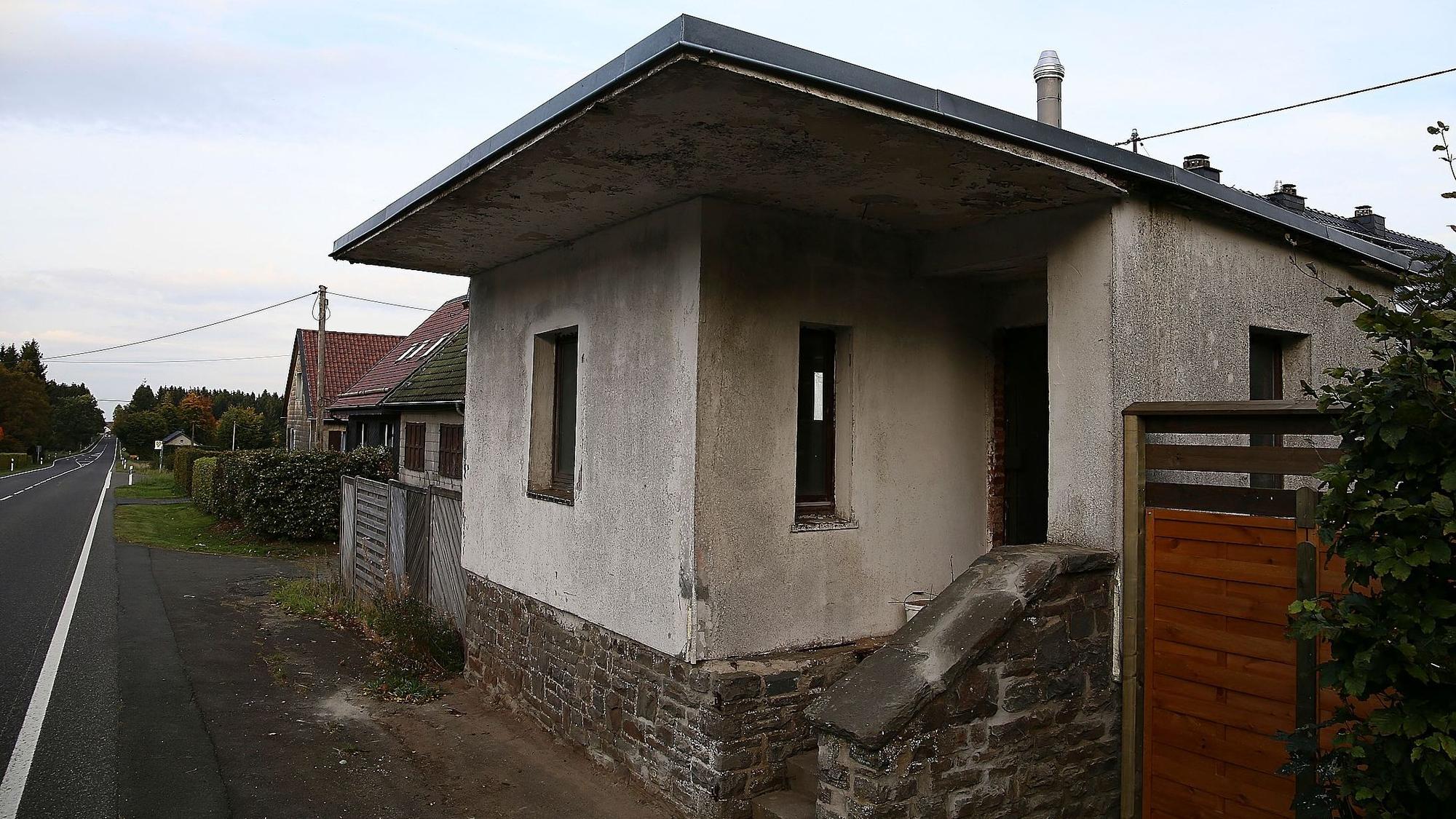 An der Bundesstraße bei Hellenthal-Miescheid stand eine Zollstation. Sie ist inzwischen abgerissen.