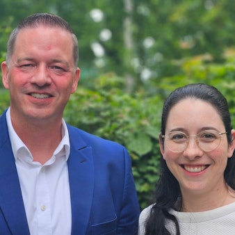 Zu sehen sind CDU-Kreistagsfraktionsvorsitzender Gregor Golland und die Kreisparteivorsitzende Romina Plonsker.