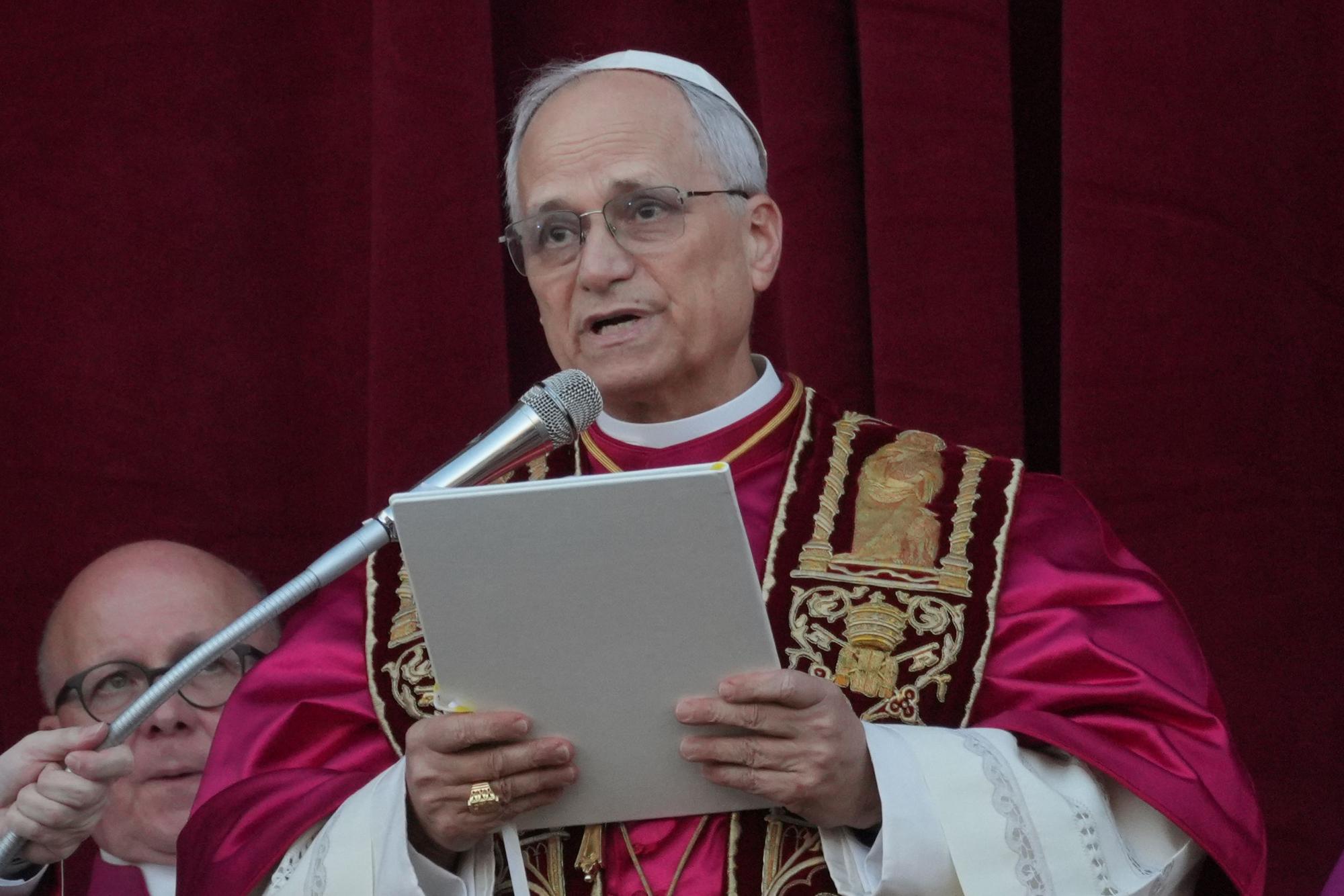 Vatikanstadt: Der neu gewählte Papst Leo XIV., der US-Amerikaner Robert Prevost, spricht nach dem Konklave auf dem Balkon des Petersdoms im Vatikan.