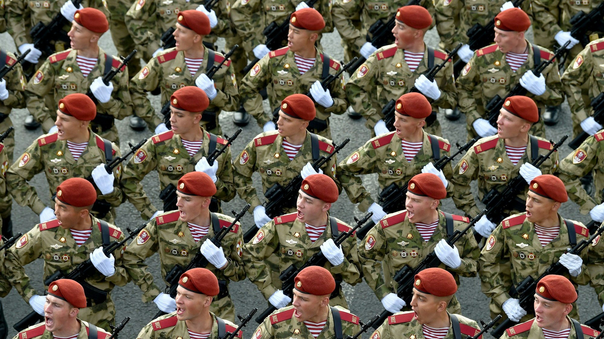 Soldaten in Aktion bei einer Probe für die Militärparade zum Tag des Sieges am 9. Mai. (Archivbild).