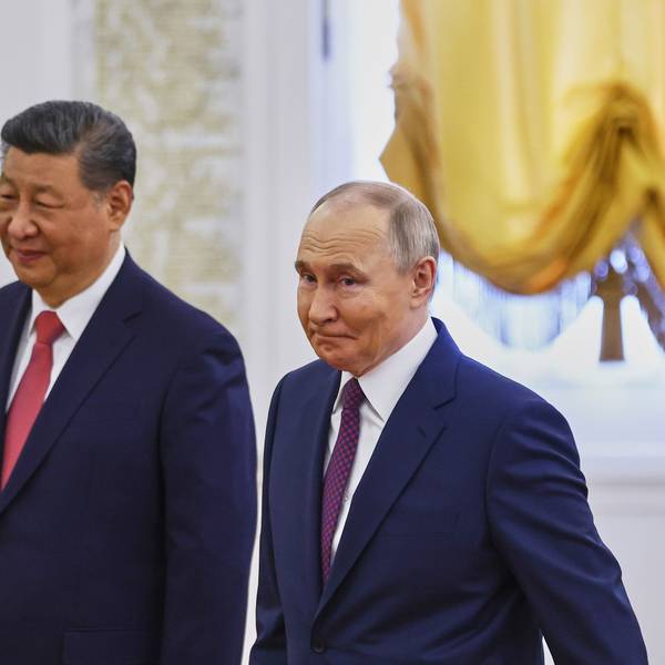 Der russische Präsident Wladimir Putin (r.) und sein chinesischer Amtskollege Xi Jinping nehmen an einer Begrüßungszeremonie vor ihren Gesprächen im Kreml teil.