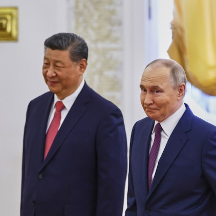 Der russische Präsident Wladimir Putin (r.) und sein chinesischer Amtskollege Xi Jinping nehmen an einer Begrüßungszeremonie vor ihren Gesprächen im Kreml teil.