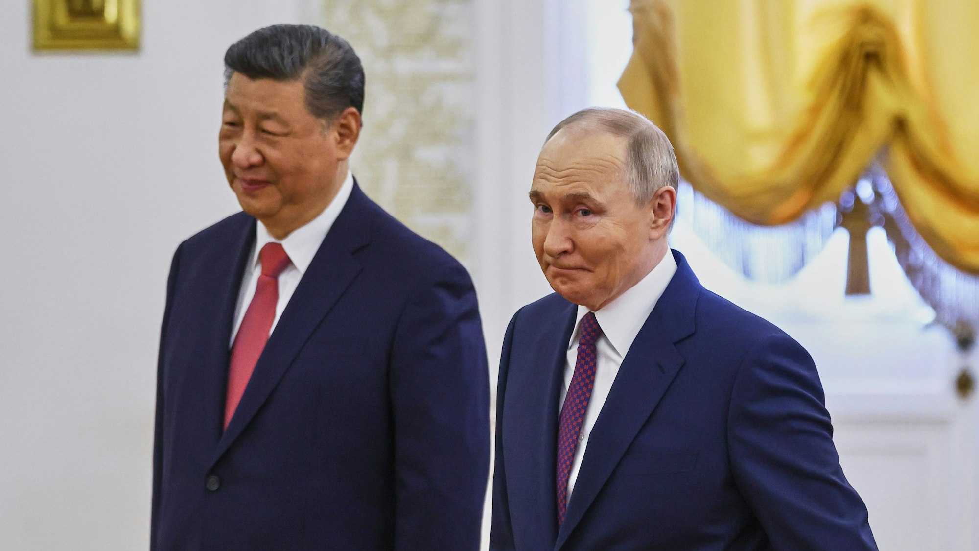 Der russische Präsident Wladimir Putin (r.) und sein chinesischer Amtskollege Xi Jinping nehmen an einer Begrüßungszeremonie vor ihren Gesprächen im Kreml teil.