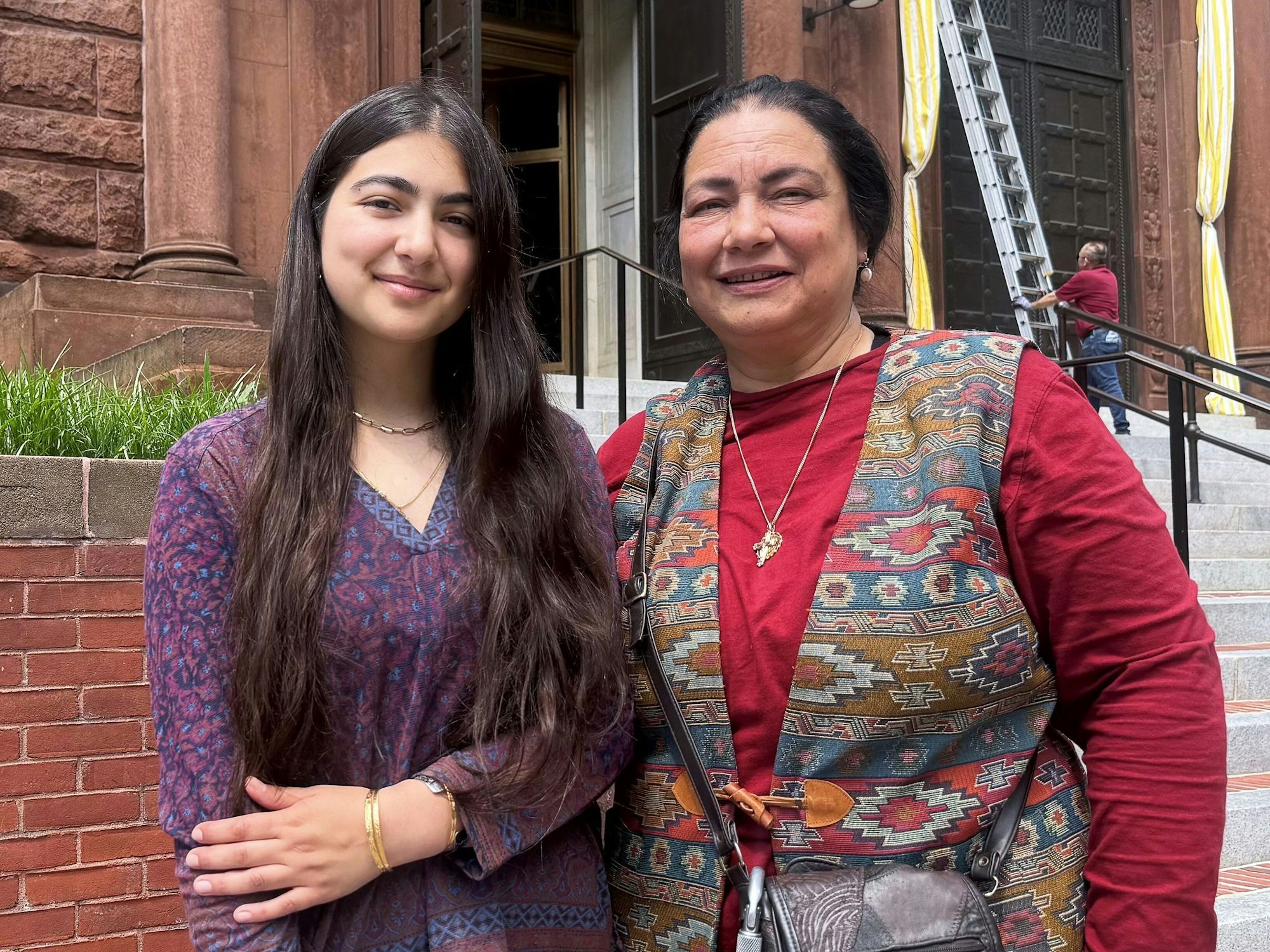 Teresa (r) ist gerade zu Besuch in Washington, wo ihre Tochter Elektra studiert.