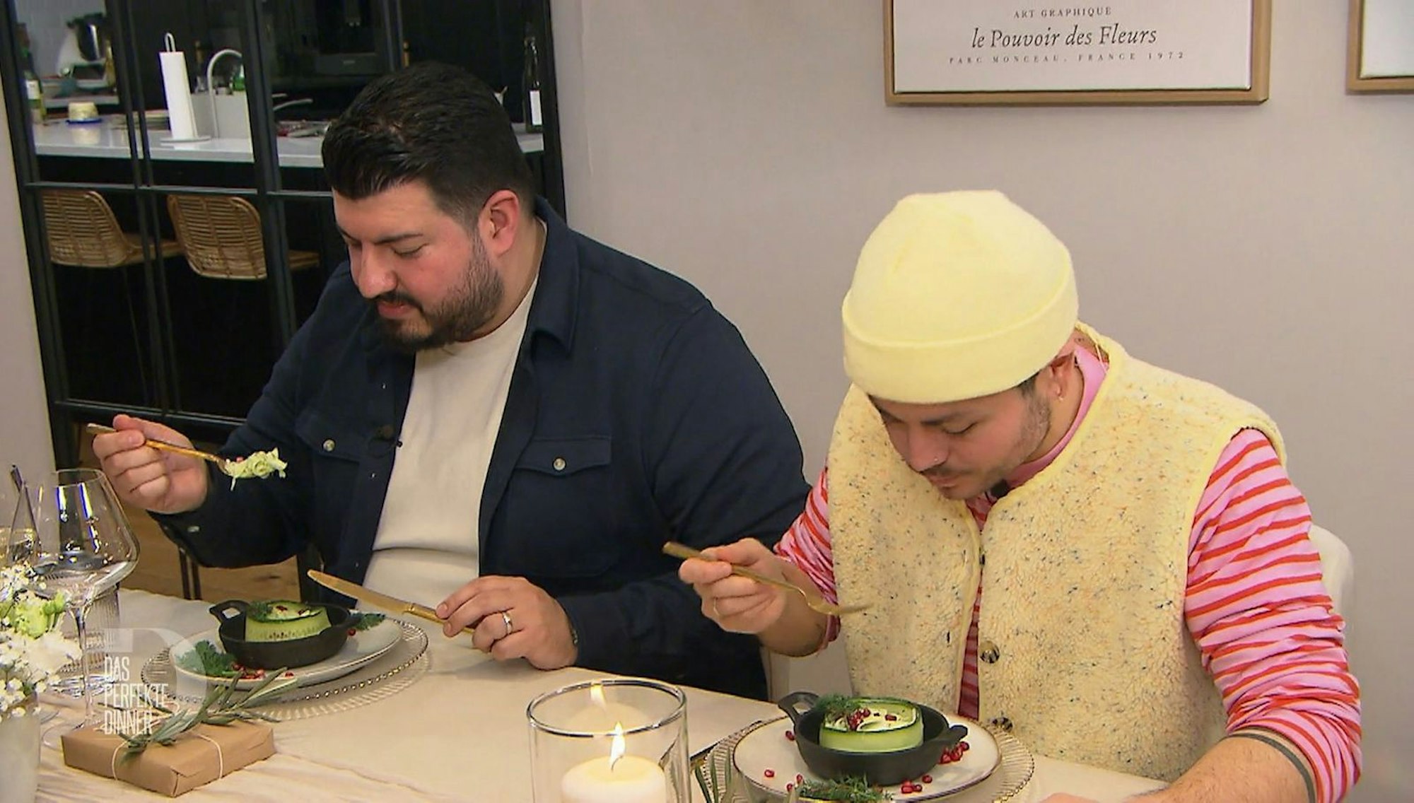 „Einfach nur Gurkensalat“: Ramin (links) und Robin ist die Vorspeise etwas zu simpel. (Bild: RTL)