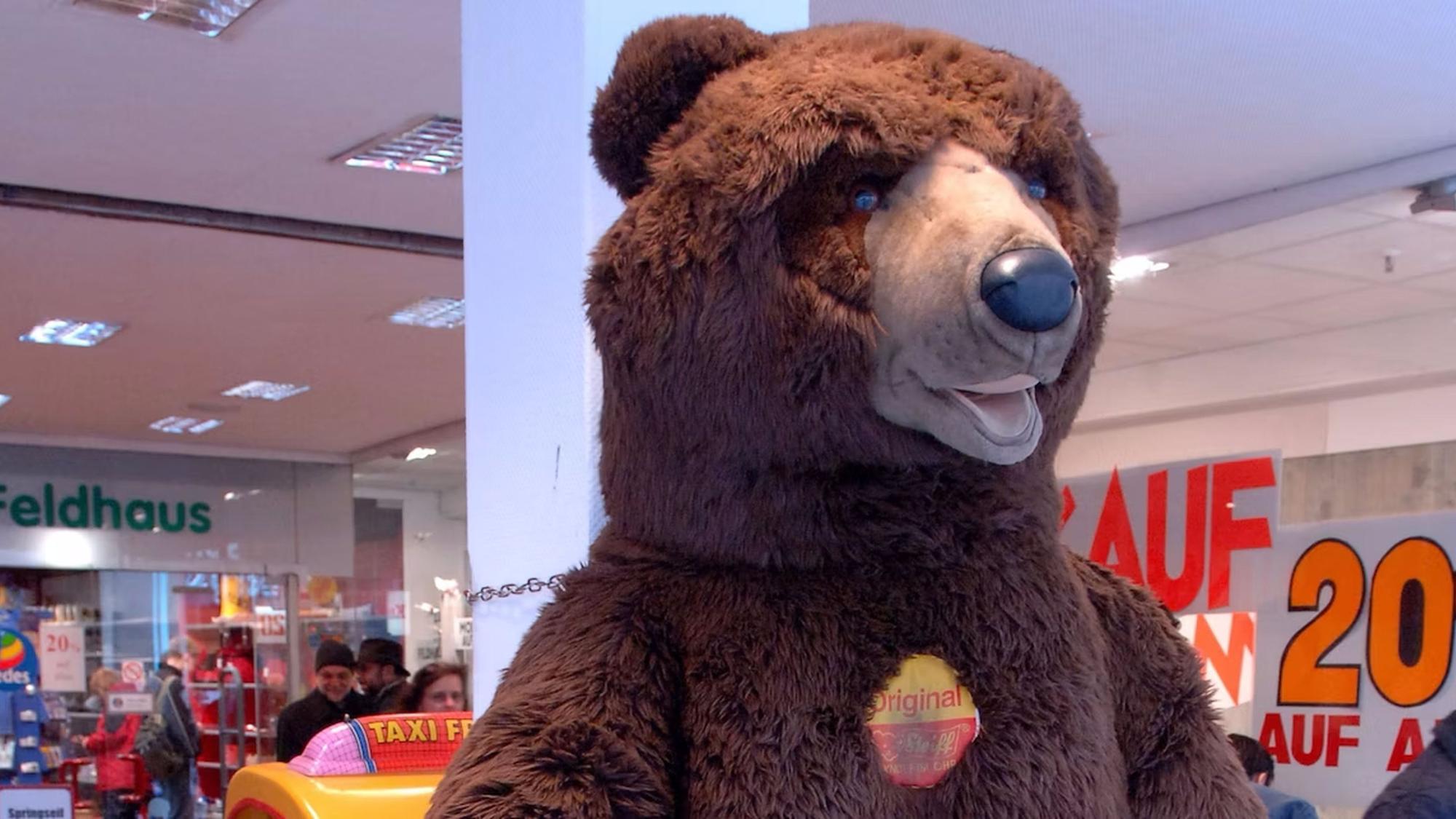 Das Foto zeigt einen großen Plüschbär, der am Eingang von Feldhaus auf der Schildergasse stand.