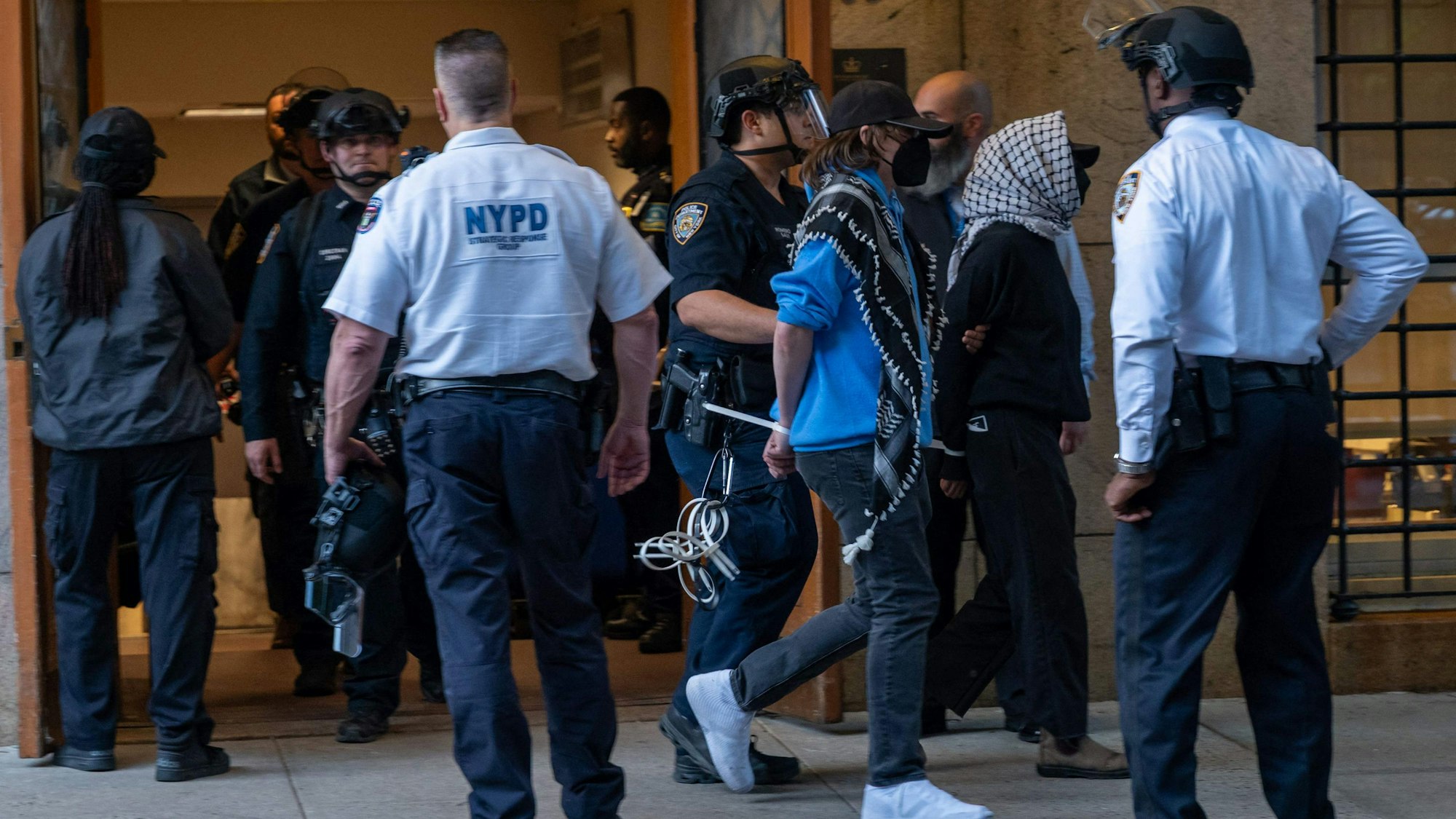 Pro-Palästinensische Demonstranten werden an der Columbia University festgenommen und abgeführt.