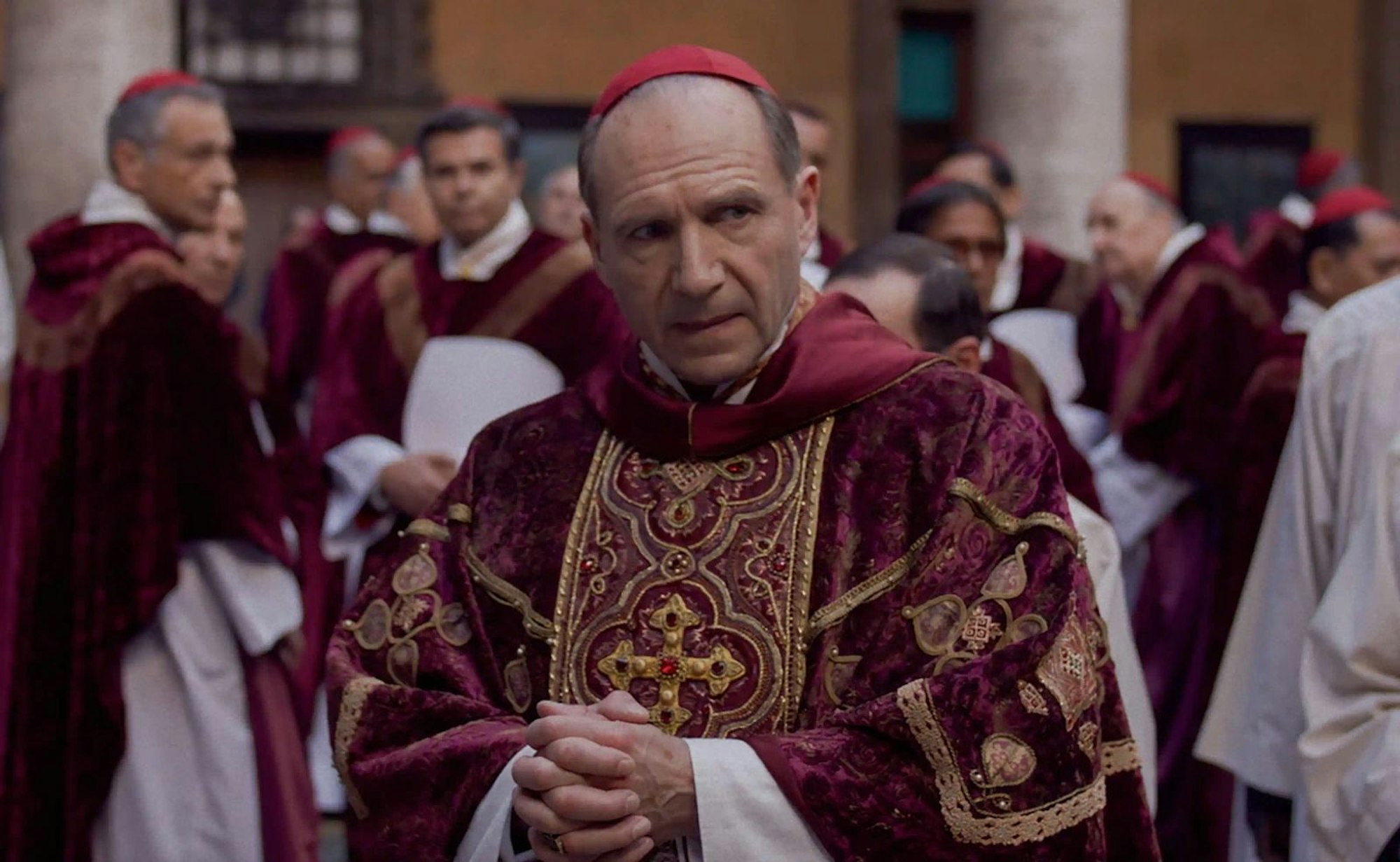 Nah an der Realität: Kardinal Lawrence (Ralph Fiennes) hat als Organisator der Papstwahl in „Konklave“ keine leichte Aufgabe. (Bild: SSIFF/Leonine)