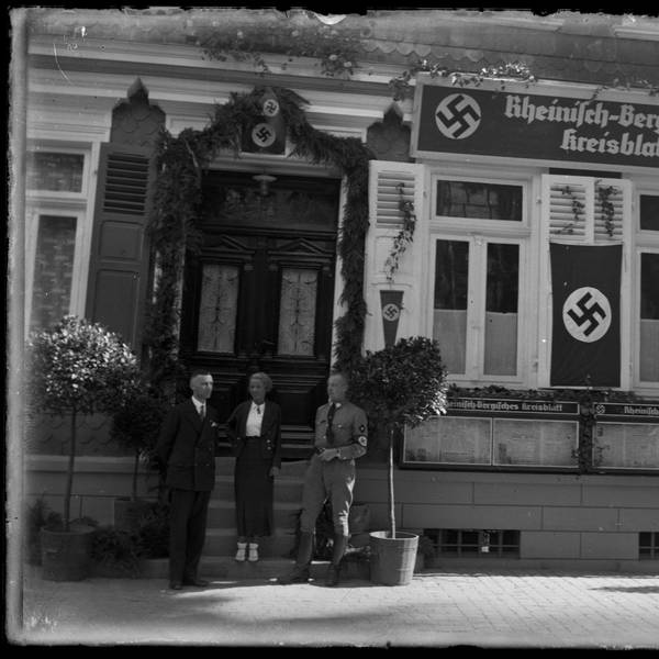 Das Foto zeigt das Büro des Rheinisch-Bergischen Kreisblatts an der Gaulstraße 3 in Wipperfürth, an dem viele Hakenkreuze prangen.