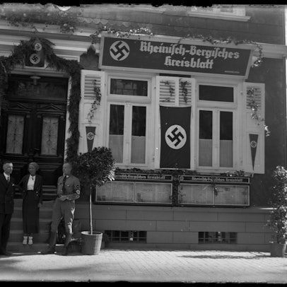 Das Foto zeigt das  Büro des Rheinisch-Bergischen Kreisblatts an der Gaulstraße 3 in Wipperfürth, an dem viele Hakenkreuze prangen.