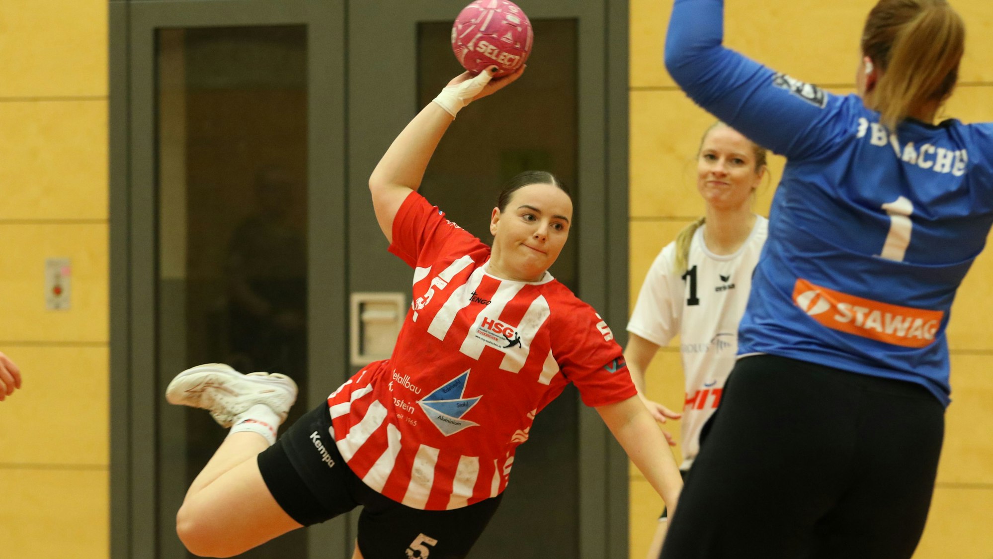 Hannah Arends beim Wurf gegen Aachen.