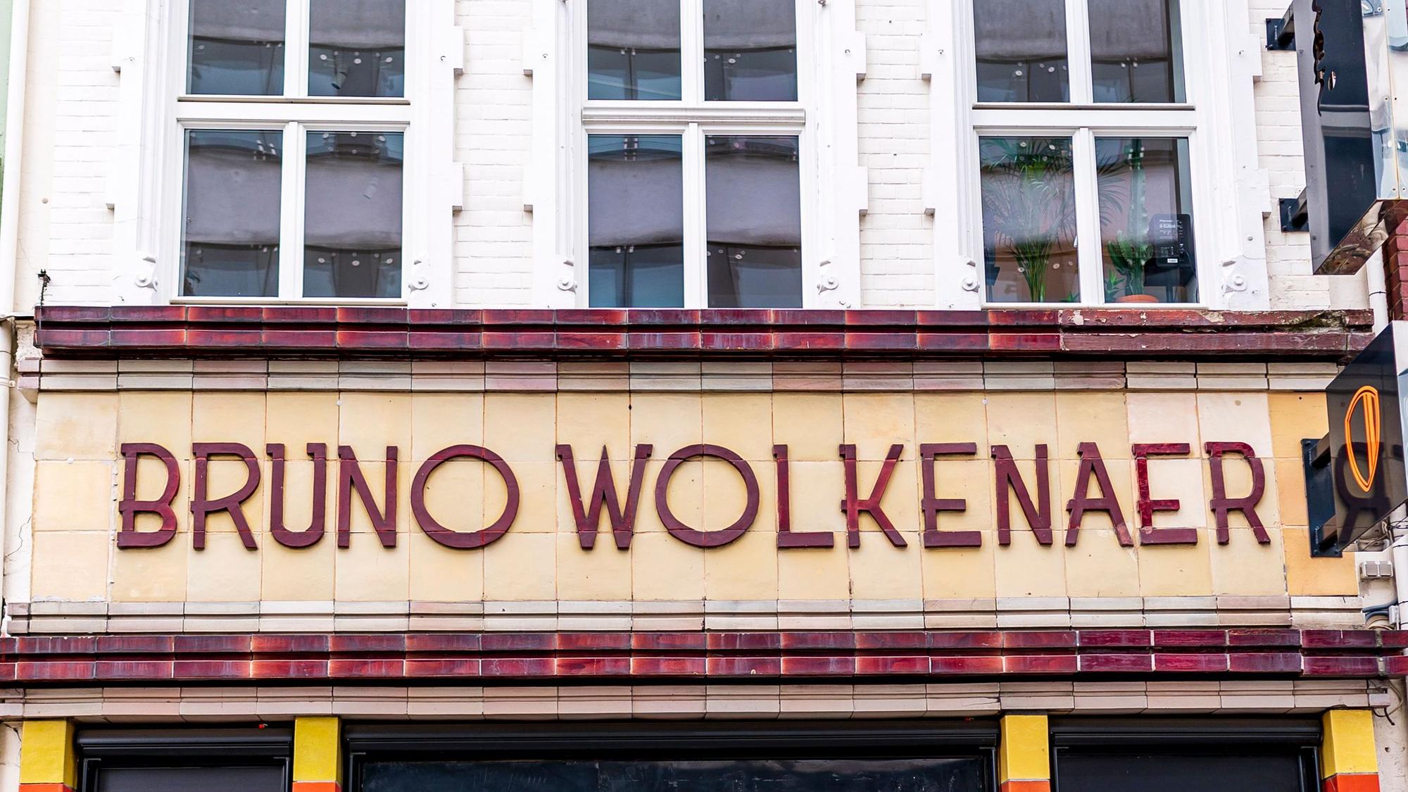 Der Schriftzug „Bruno Wolkenaer“ steht auf der Fasse des Geschäfts Künstlerbedarf Wolkenaer auf der Ehrenstraße.